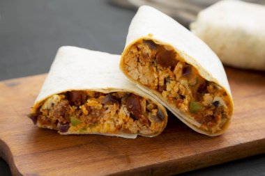 Ev yapımı Chorizo kahvaltı dürümleri. 