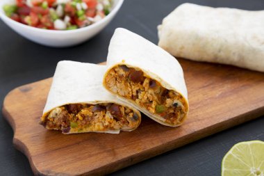 Ev yapımı Chorizo kahvaltı dürümleri. 