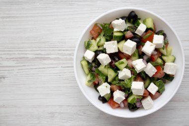 Salatalıklı, peynirli ve maydanozlu ev yapımı Shepherd salatası. 