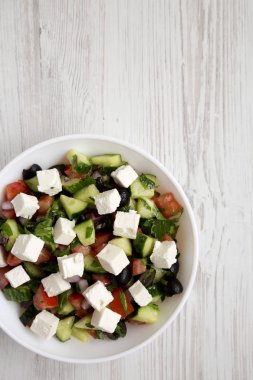 Salatalıklı, peynirli ve maydanozlu ev yapımı Shepherd salatası. 