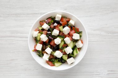 Salatalıklı, peynirli ve maydanozlu ev yapımı Shepherd salatası. 