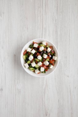 Ev yapımı Shepards salatası, salatalık, peynir ve maydanoz.