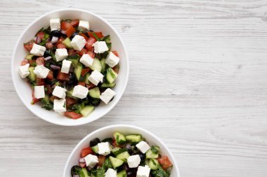 Salatalıklı, peynirli ve maydanozlu ev yapımı Shepherd salatası.