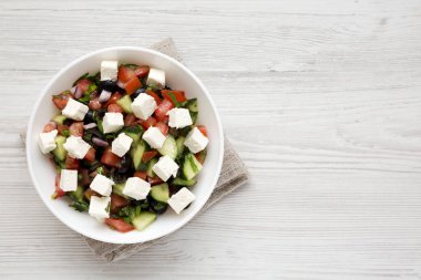 Salatalıklı, peynirli ve maydanozlu ev yapımı Shepherd salatası. 