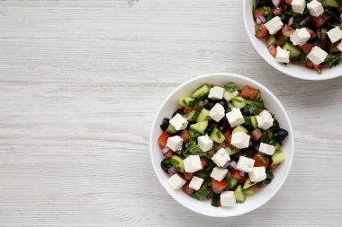 Salatalıklı, peynirli ve maydanozlu ev yapımı Shepherd salatası.