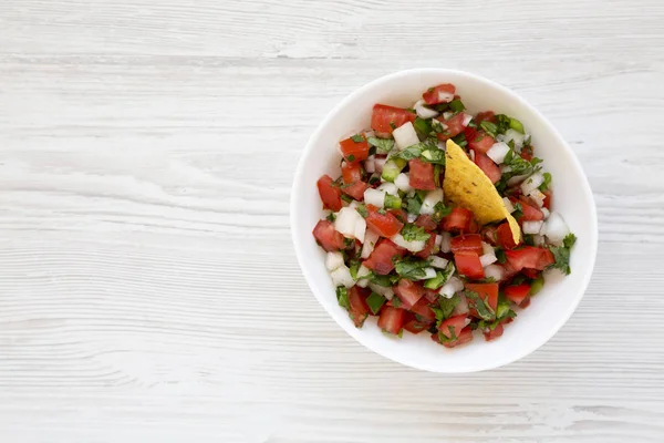 Pico de Gallo beyaz bir kase içinde beyaz tahta bir yüzey üzerinde, üst yaşam — Stok fotoğraf