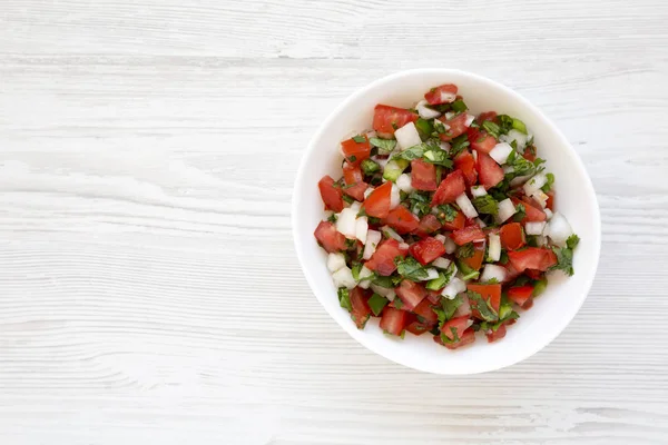 Pico de Gallo beyaz bir kase içinde beyaz tahta bir yüzey üzerinde, üst yaşam — Stok fotoğraf