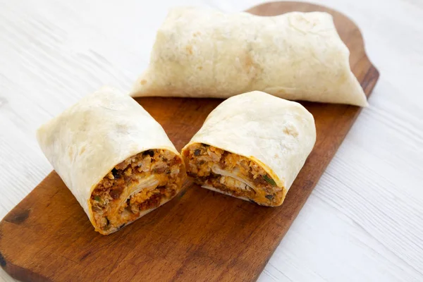 Burritos caseros de chorizo con pico de gallo en un momento —  Fotos de Stock