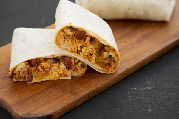 Hausgemachte Chorizo-Frühstücksburritos auf einem rustikalen Holzbrett auf — Stockfoto