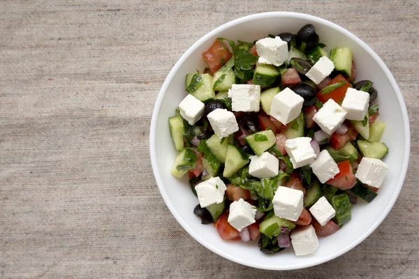 Salada caseira Shepards com pepinos, feta e salsa em um wh — Fotografia de Stock