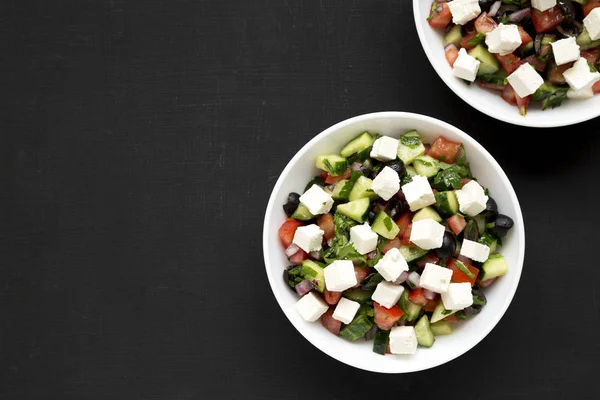 Salatalıklı, peynirli ve maydanozlu ev yapımı Shepherd salatası. — Stok fotoğraf