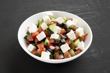 Maydanozlu, salatalıklı ve peynirli ev yapımı Shepherd salatası. 