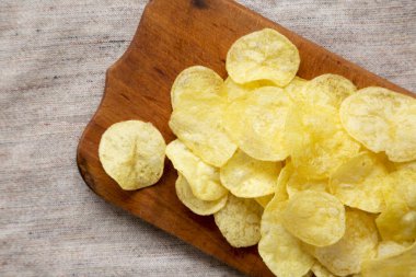 Köy tahtasında tuz bulunan leziz patates cipsi.