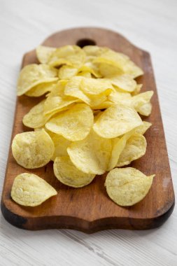 Köy tahtasında tuzlu patates cipsi, düşük açılı.
