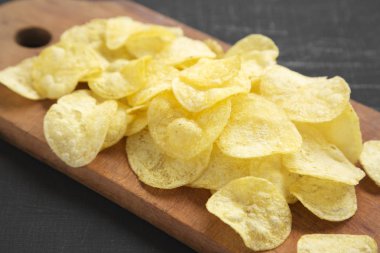 Köy tahtasında tuzlu patates cipsi.