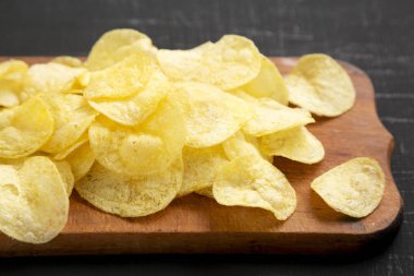 Köy tahtasında tuzlu patates cipsi.