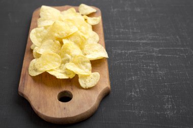 Köy tahtasında tuzlu patates cipsi.