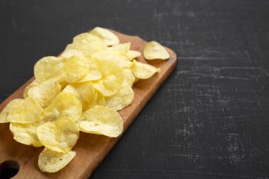 # Sarı patates cipsi ve tuzlu # # Köy tahtasının üstünde #