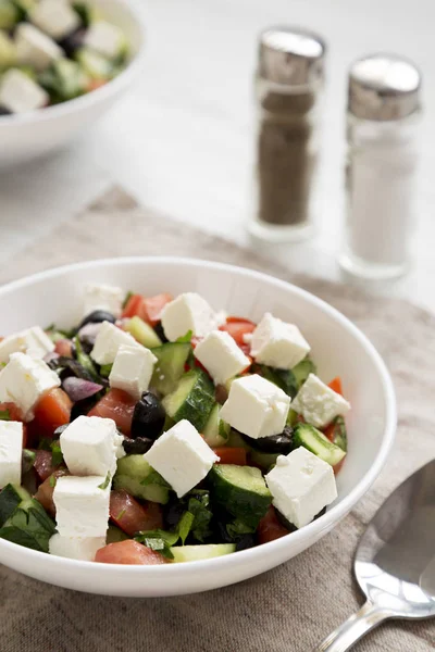 Salade de Shepards maison dans un bol blanc aux concombres, persil — Photo