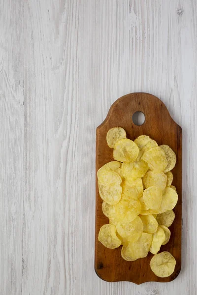 トップビュー、素朴な木製のボに塩とおいしいポテトチップス — ストック写真
