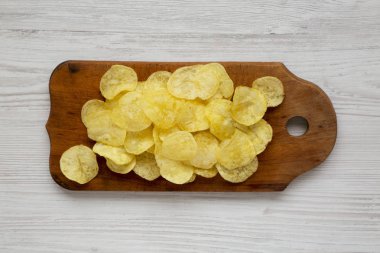 Kırsal ahşap tahtada tuzlu patates cipsi.