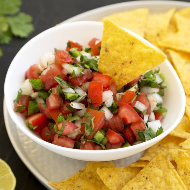 Pico de Gallo ve glütensiz tortilla cipsi.