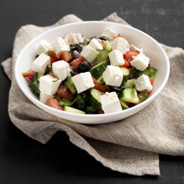 Salatalıklı, maydanozlu ve peynirli ev yapımı çoban salatası.