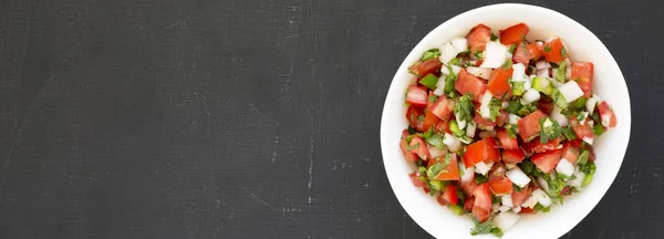 Pico de Gallo in a white bowl on a black background, top view. O — Stock Photo, Image