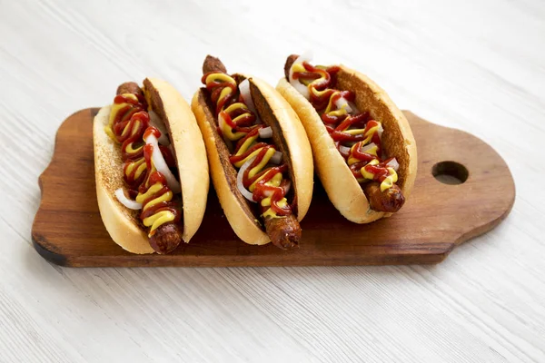 Домашні хот-доги з курячою ковбасою, кетчупом і гірчицею на — стокове фото