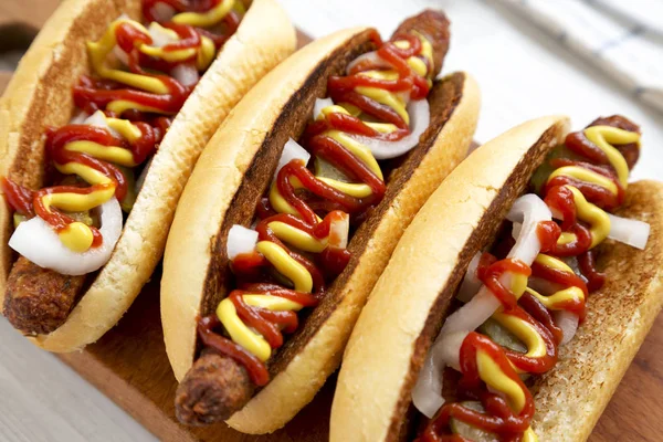 Cachorros-quentes caseiros com salsicha de frango, ketchup e mostarda em um — Fotografia de Stock