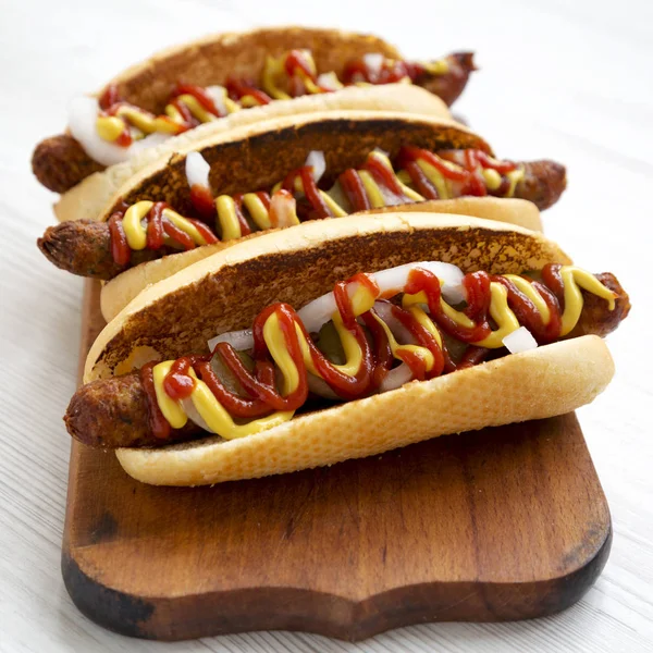 Cachorros-quentes caseiros com salsicha de frango, ketchup e mostarda em um — Fotografia de Stock
