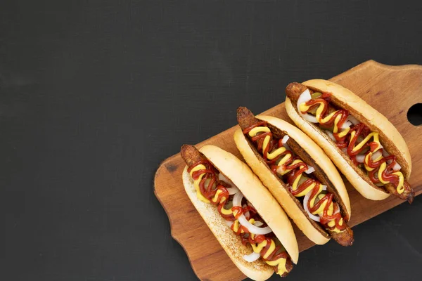 Cachorros-quentes caseiros com salsicha de frango, ketchup e mostarda em um — Fotografia de Stock