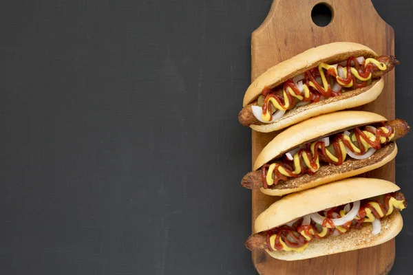 Hot dog fatti in casa con salsiccia di pollo, ketchup e senape su un — Foto Stock