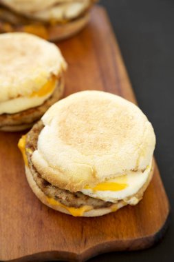 Köy tahtasında nefis ev yapımı domuz etli yumurtalı sandviç.