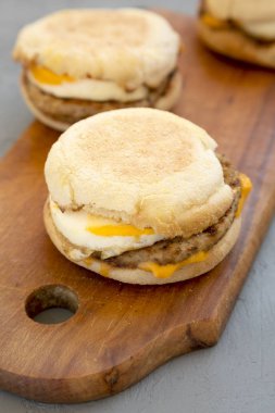 Ev yapımı domuz etli yumurtalı sandviç. Kooperatif üzerinde ahşap bir tahta üzerinde.