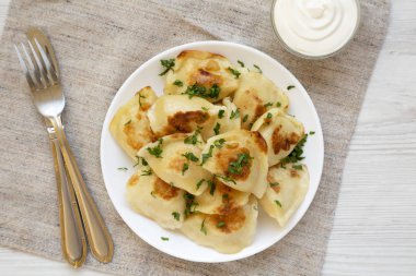 Beyaz bir pikapta ev yapımı geleneksel patates pierogi.