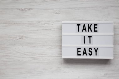 Beyaz ahşap bir yüzey üzerinde modern bir tahtada 