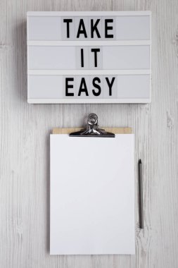 'Sakin ol' lafları modern bir panoda, boş bir panoda.