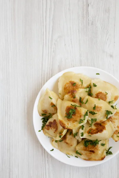 Pulimento tradicional casero frito pierogis de papa en un pla blanco — Foto de Stock