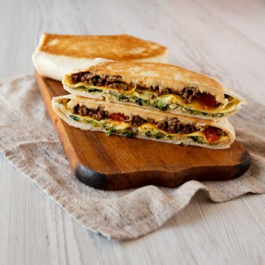 Ev yapımı Lezzetli Crunchwrap Quesadilla. Köy tahtasında, düşük açılı. Yakın plan..