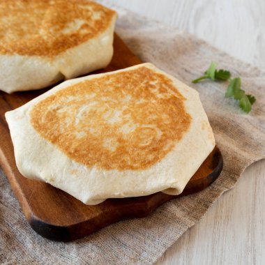 Ev yapımı Çıtır Biftekli Quesadilla. Köy tahtasında, yan manzaralı. Yakın plan..