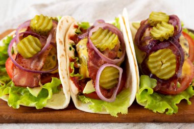 Ev yapımı pastırmalı çizburgerli taco. Köy tahtası, yan görüş. Yakın plan..