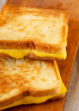 Köy tahtasında ev yapımı peynirli sandviç, yan manzara. Yakın plan..