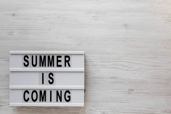 Summer Coming Text Modern Board White Wooden Background Top View — Stock Photo, Image