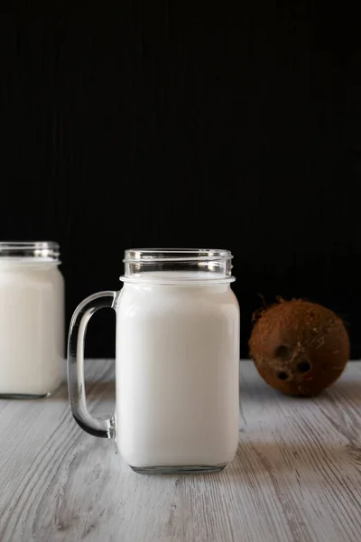 Mleko Kokosowe Szklanym Słoiku Widok Boku — Zdjęcie stockowe