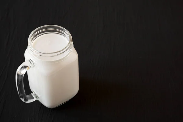 Mleko Kokosowe Szklanym Słoiku Widok Boku Miejsce Tekst — Zdjęcie stockowe