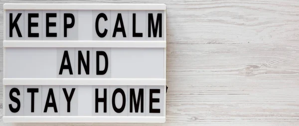 Λέξεις Keep Calm Stay Home Ένα Lightbox Λευκό Ξύλινο Φόντο — Φωτογραφία Αρχείου