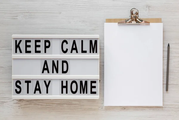 Keep Calm Stay Home Λέξεις Ένα Lightbox Πρόχειρο Λευκό Φύλλο — Φωτογραφία Αρχείου