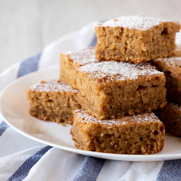 Beyaz tabakta ev yapımı Lezzetli Elmalı Pasta, düşük açılı. Yakın plan..