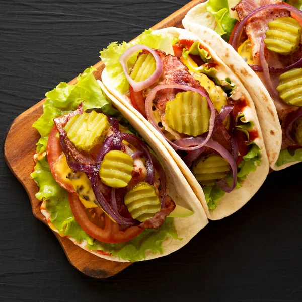 Hausgemachte Bacon Cheeseburger Tacos Auf Einem Rustikalen Holzbrett Auf Schwarzem — Stockfoto